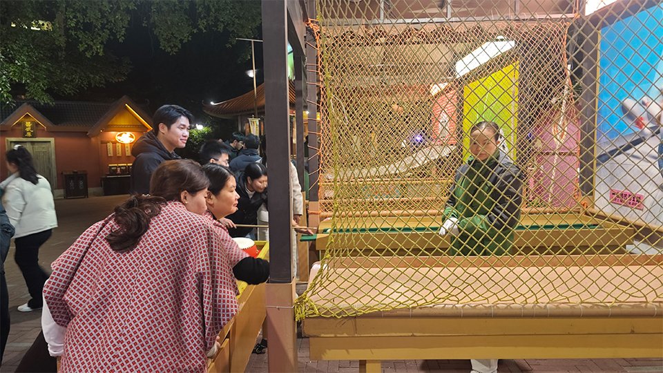 Mary was playing a tossing game