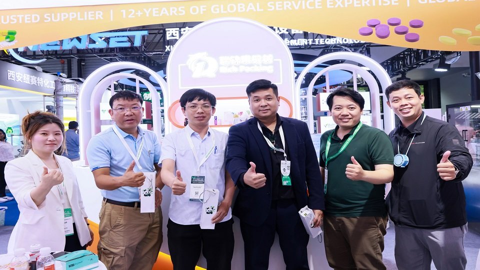Visitors took pleasing exchanges with Rich Packing team looking forward to further cooperation