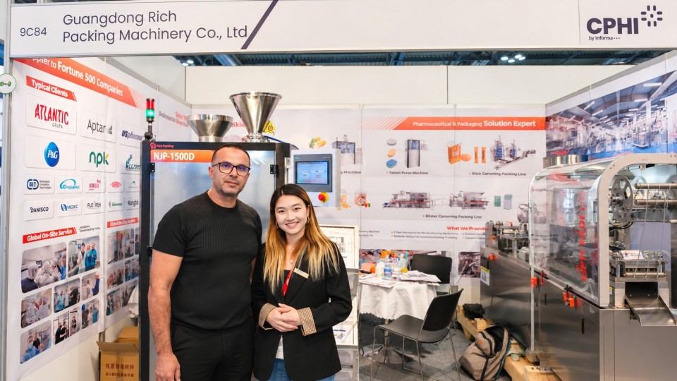 Rich Packing representative Sara and a visitor at the CPHI Milan booth