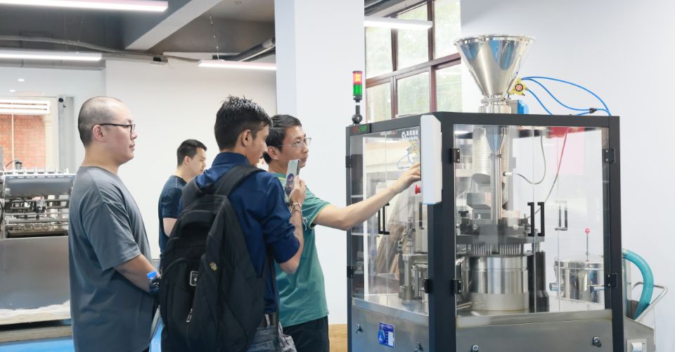 Delegasi Perubatan India Memeriksa Pembungkusan Kaya, Memuji Mesin Pengisian Kapsul NJP1500D