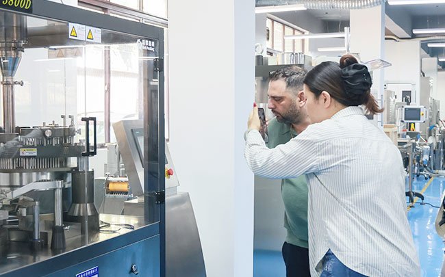 Pengeluar Kapsul Amoksisilin AS Memuji Mesin Pengisian Kapsul NJP-3800D Rich Packing–Menyelesaikan Titik Serbuk Halus Pengisian